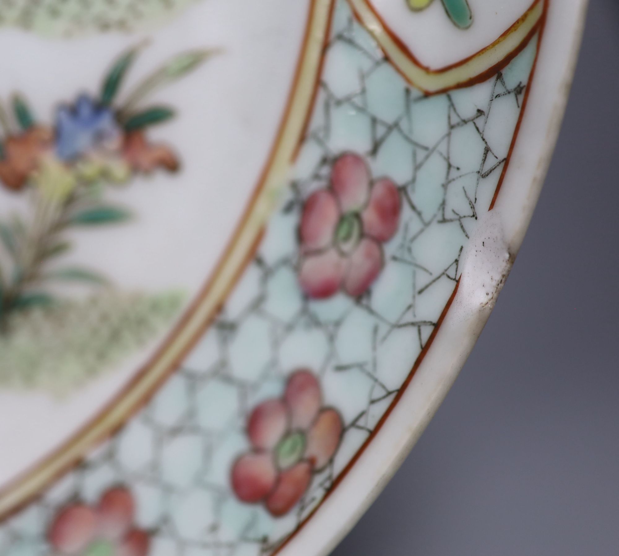 A Chinese famille rose dish and a blue and white dish, largest diameter 26cm